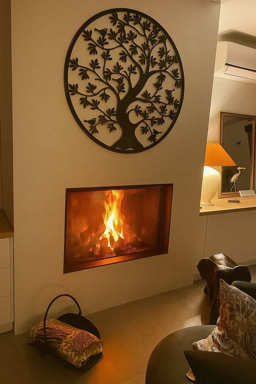 Foyer à bois encastré diffusant une flamme chaleureuse dans un salon contemporain