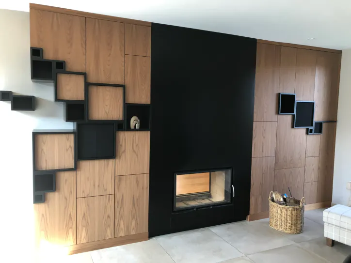 Insert à bois encastré sur mesure intégré dans un habillage en bois
